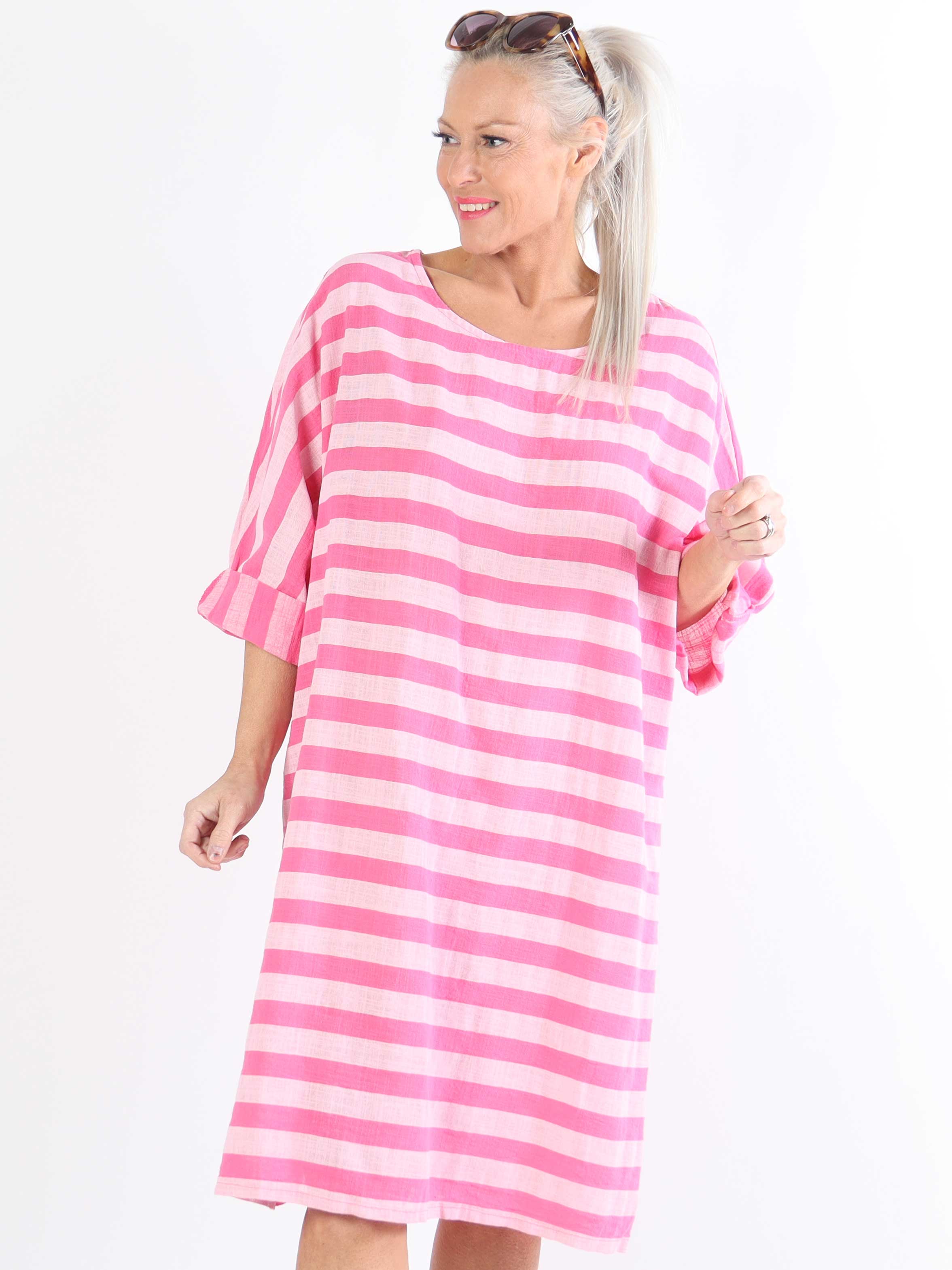 Claudine - Sød plussize stribet bomuldskjole